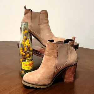 Crevo Dark Taupe Suede Bootie sz 7